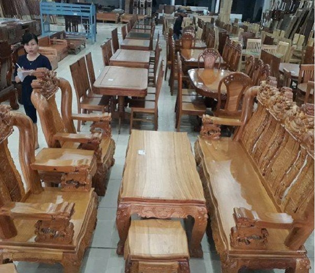 bàn ghế được làm từ gỗ thật 100% chất lượng cao