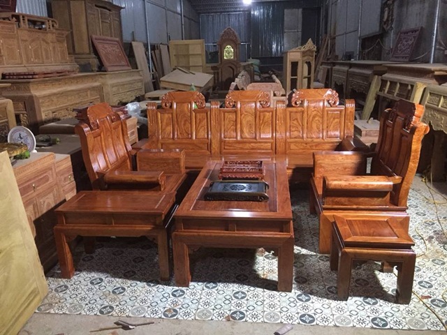 Cùng chiêm ngưỡng những bộ bàn ghế gỗ hương đẹp mắt trong hình ảnh này. Với chất liệu gỗ bền đẹp và thiết kế hiện đại, sản phẩm sẽ mang đến cho không gian ấm cúng và sang trọng.