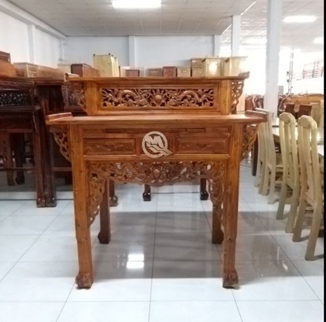 Bàn thờ 2 tầng muồng vàng có kích thước 127 cm